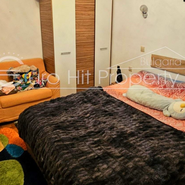 Обзаведен двустаен апартамент в топ центъра на кв. Сарафово с голяма тераса - 0