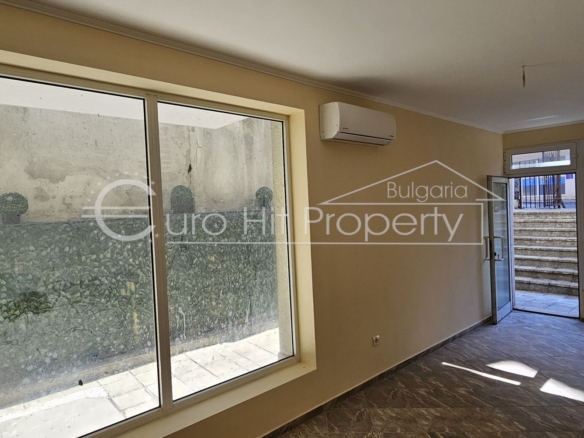 Партерен офис в жилищна сграда до морската градина - под наем - дългосрочно - 0