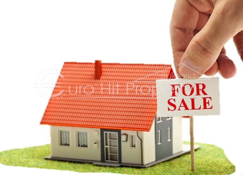 Дворно място с ток и вода в центъра на с. Медово