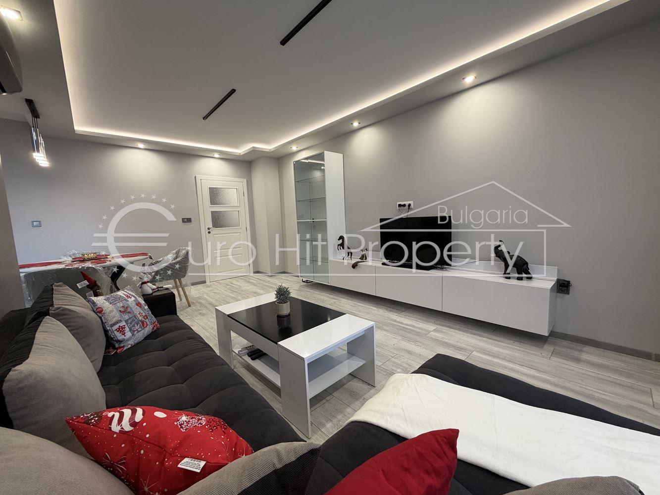 Просторен двустаен апартамент след основен ремонт до БСУ и “”Александровска”-0 Просторен двустаен апартамент след основен ремонт до БСУ и ""Александровска" - 0