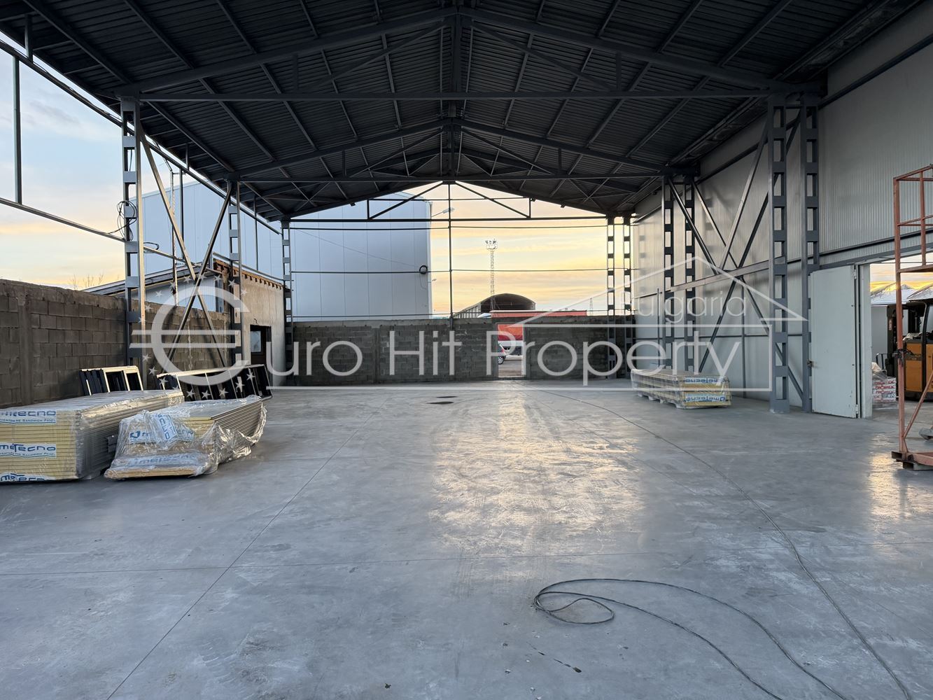 Склад под наем 350кв.м. в складова база - Южна промишлена зона - 0