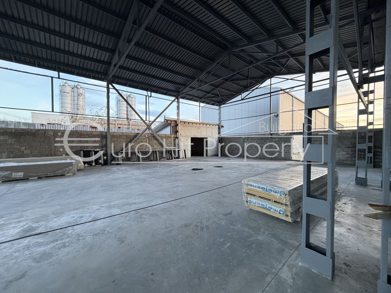 Склад под наем 350кв.м. в складова база - Южна промишлена зона - 0