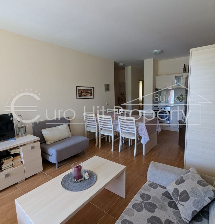 Тристаен апартамент с гледка към басейна в затворен комплекс в Свети Влас - 0