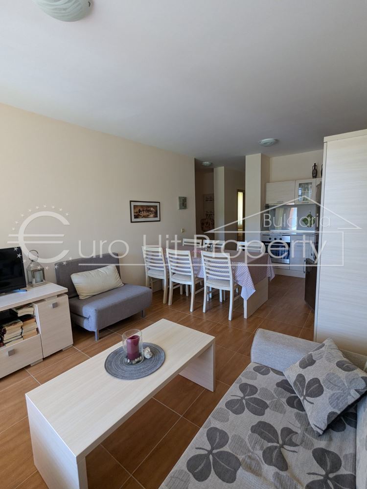 Тристаен апартамент с гледка към басейна в затворен комплекс в Свети Влас - 0