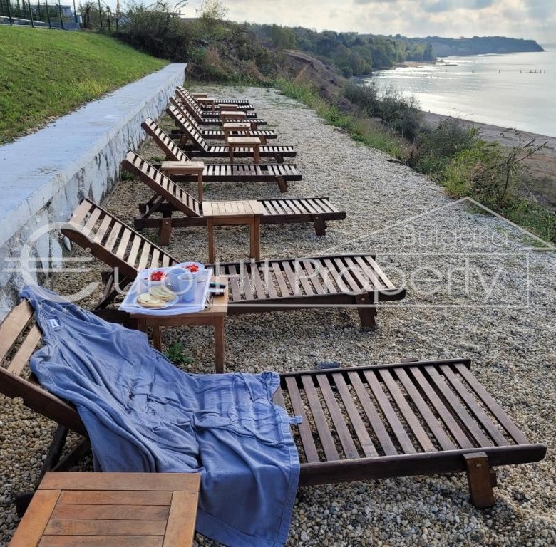 Двустаен напълно обзаведен апартамент в луксозен комплекс на първа линия в кв. Сарафово - 0