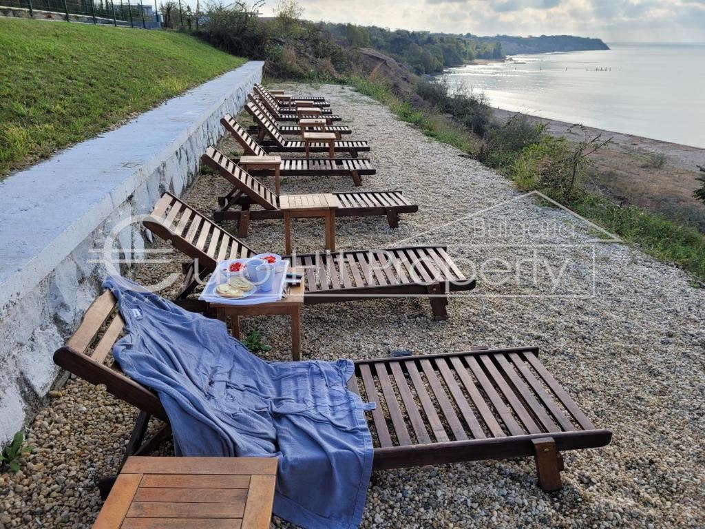 Двустаен напълно обзаведен апартамент в луксозен комплекс на първа линия в кв. Сарафово - 0