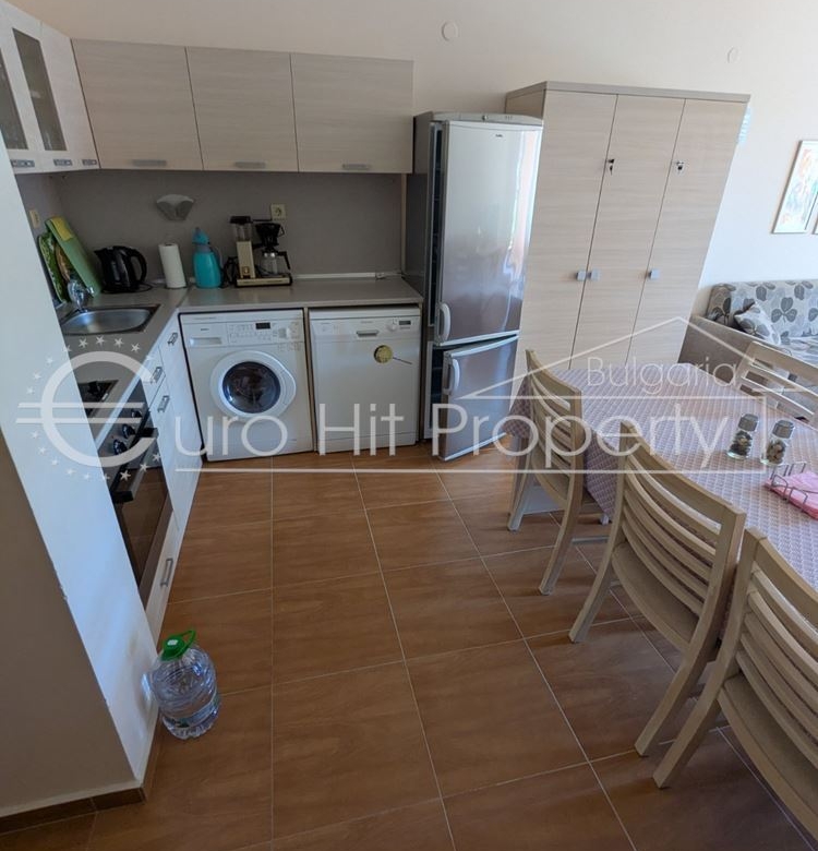 Тристаен апартамент с гледка към басейна в затворен комплекс в Свети Влас - 0