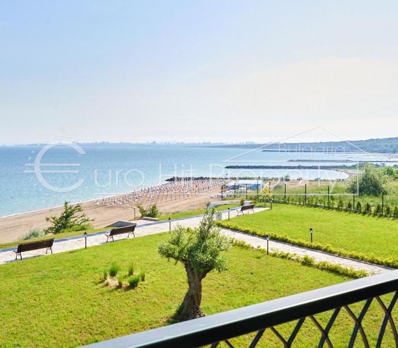 Тристаен апартамент с фронтална гледка море в луксозен комплекс на първа линия в Сарафово - 0