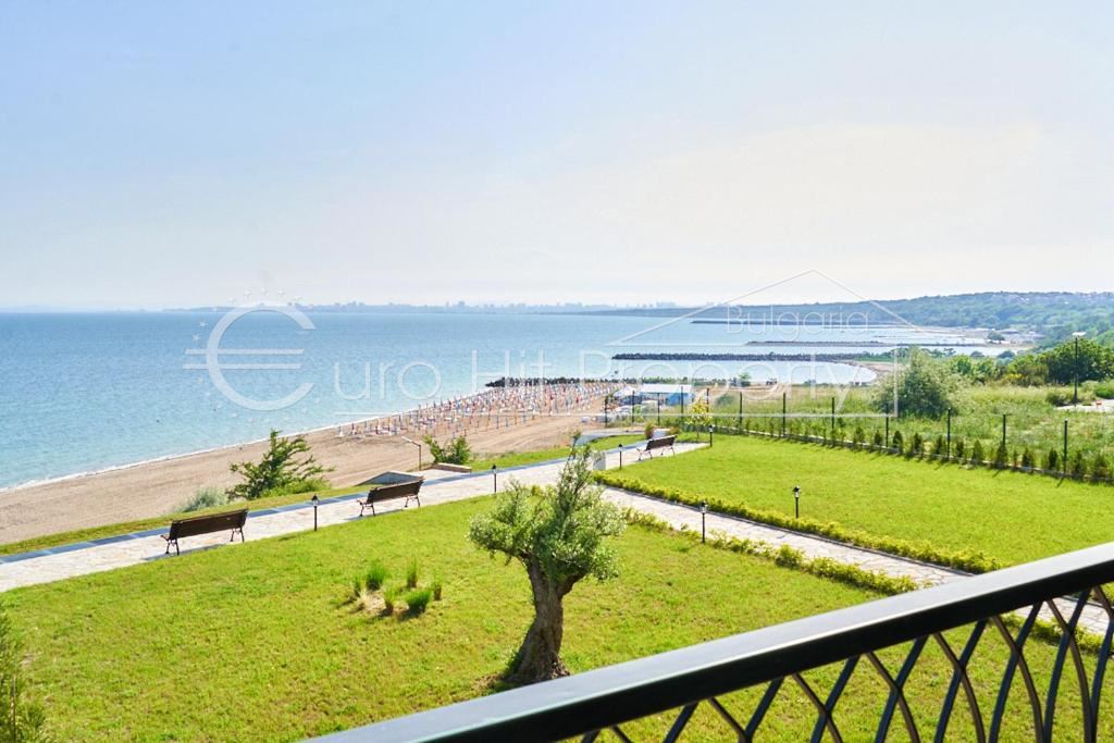 Three-room apartment with a frontal sea view in a luxury complex on the first line in Sarafovo-0 Тристаен апартамент с фронтална гледка море в луксозен комплекс на първа линия в Сарафово - 0