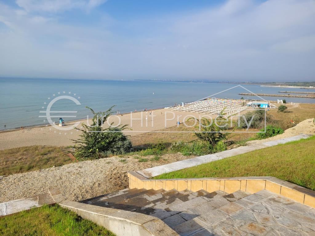 Двустаен напълно обзаведен апартамент в луксозен комплекс на първа линия в кв. Сарафово - 0