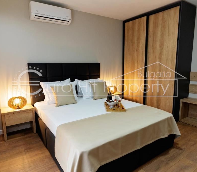 Двустаен напълно обзаведен апартамент в луксозен комплекс на първа линия в кв. Сарафово - 0