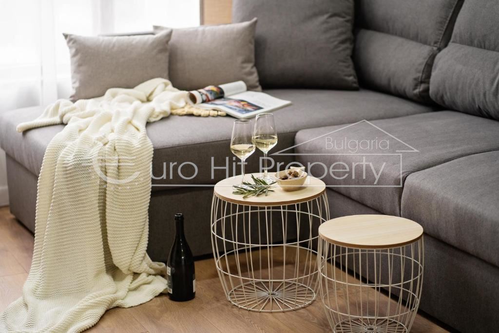 Двустаен напълно обзаведен апартамент в луксозен комплекс на първа линия в кв. Сарафово - 0