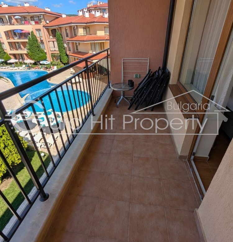 Тристаен апартамент с гледка към басейна в затворен комплекс в Свети Влас - 0