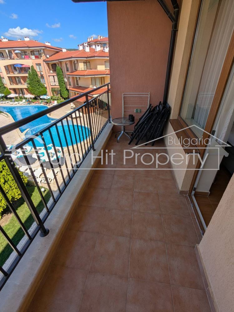 Тристаен апартамент с гледка към басейна в затворен комплекс в Свети Влас - 0
