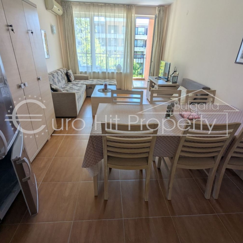 Тристаен апартамент с гледка към басейна в затворен комплекс в Свети Влас - 0