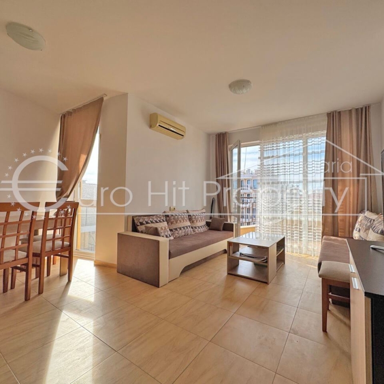 Двустаен обзаведен апартамент в комплекс с гледка към басейна в Свети Влас