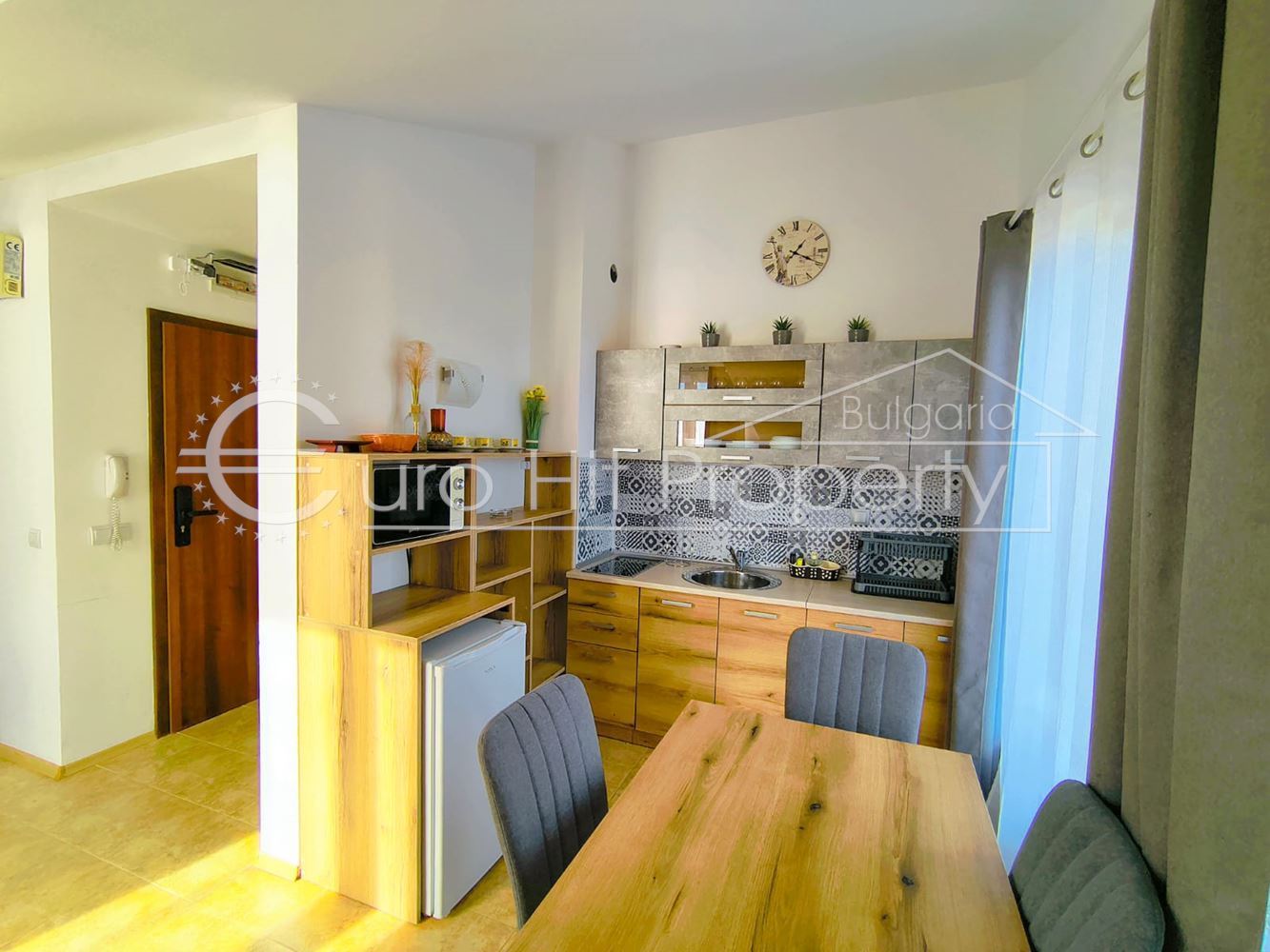 Двустаен обзаведен апартамент в Свети Влас на 100м. от плажа - 0