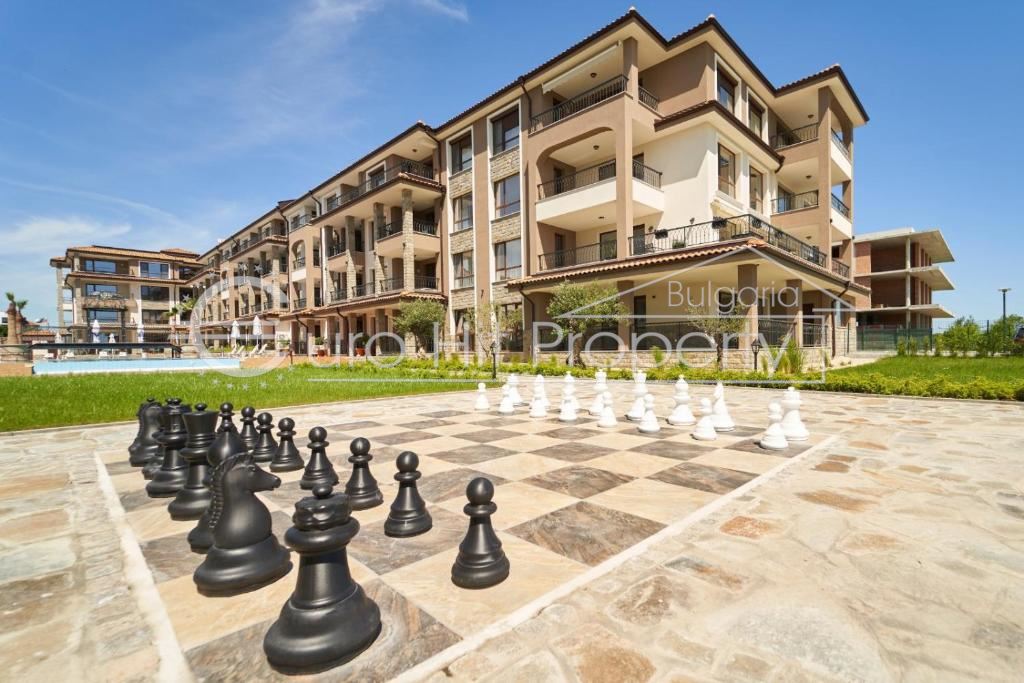 Двустаен напълно обзаведен апартамент в луксозен комплекс на първа линия в кв. Сарафово - 0