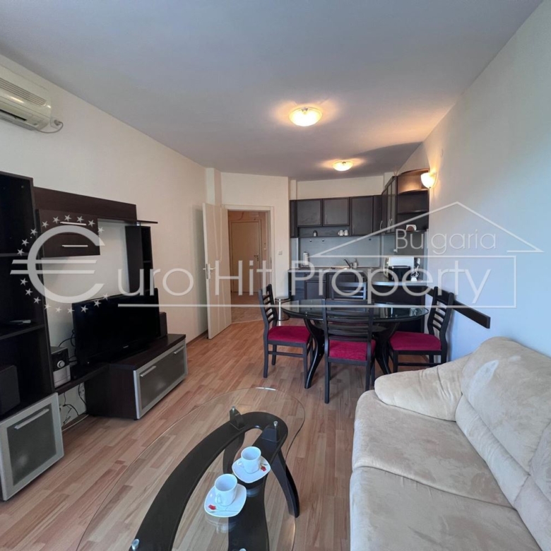 Двустаен обзаведен апартамент в комплекс с басейн в Свети Влас