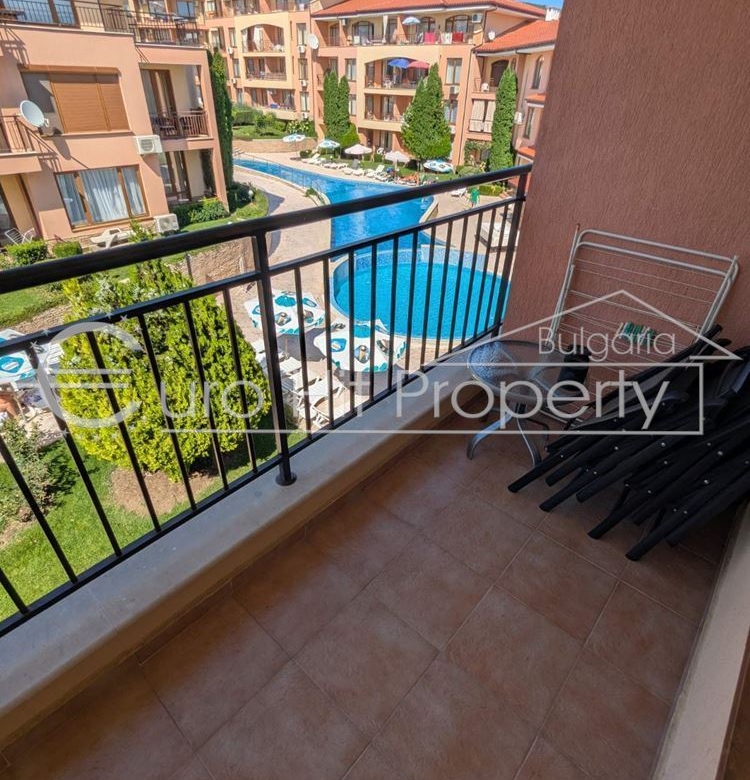 Тристаен апартамент с гледка към басейна в затворен комплекс в Свети Влас - 0