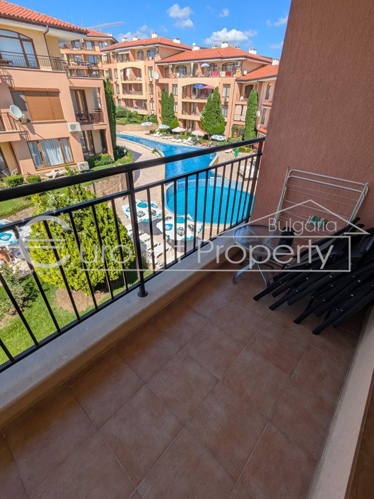 Тристаен апартамент с гледка към басейна в затворен комплекс в Свети Влас - 0