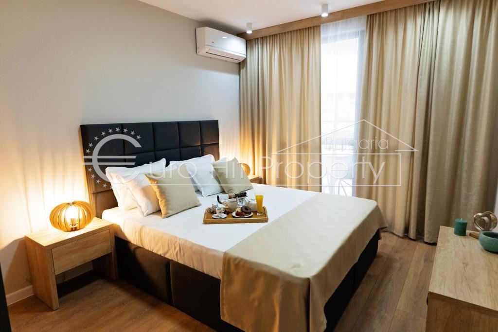 Двустаен напълно обзаведен апартамент в луксозен комплекс на първа линия в кв. Сарафово - 0