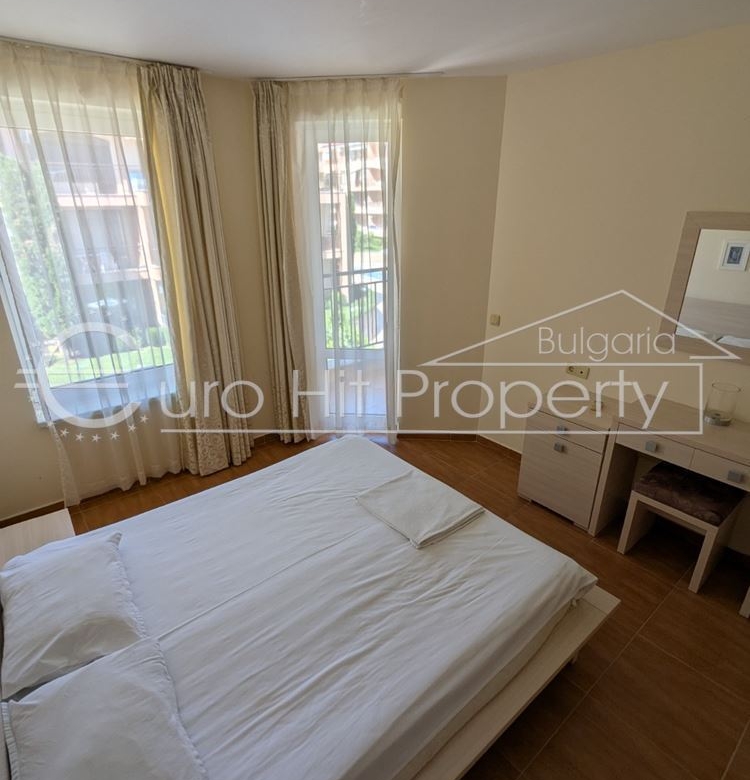 Тристаен апартамент с гледка към басейна в затворен комплекс в Свети Влас - 0