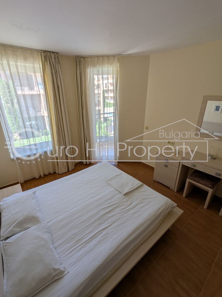 Тристаен апартамент с гледка към басейна в затворен комплекс в Свети Влас - 0