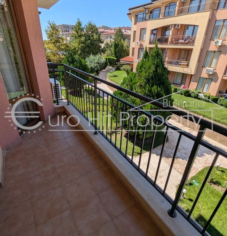 Тристаен апартамент с гледка към басейна в затворен комплекс в Свети Влас - 0