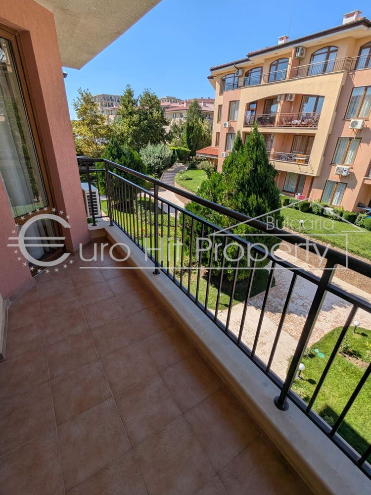 Тристаен апартамент с гледка към басейна в затворен комплекс в Свети Влас - 0