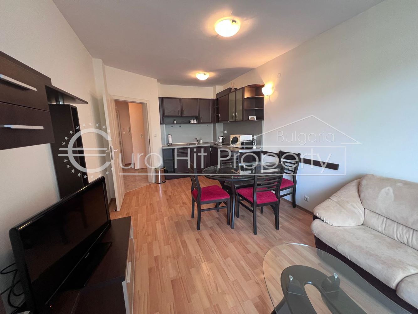 Двустаен обзаведен апартамент в комплекс с басейн в Свети Влас - 0