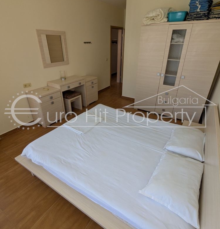 Тристаен апартамент с гледка към басейна в затворен комплекс в Свети Влас - 0