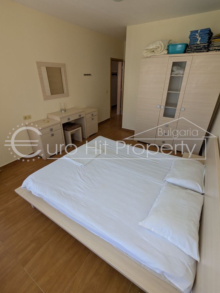 Тристаен апартамент с гледка към басейна в затворен комплекс в Свети Влас - 0