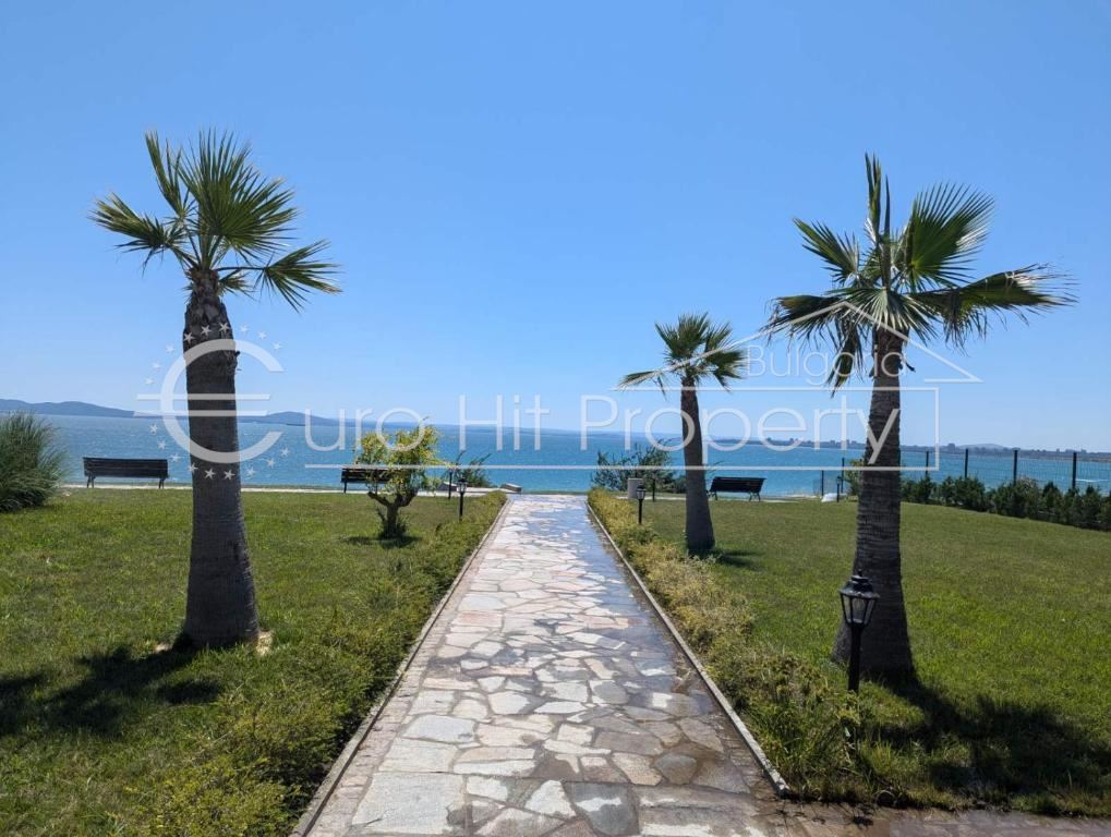 Двустаен напълно обзаведен апартамент в луксозен комплекс на първа линия в кв. Сарафово - 0