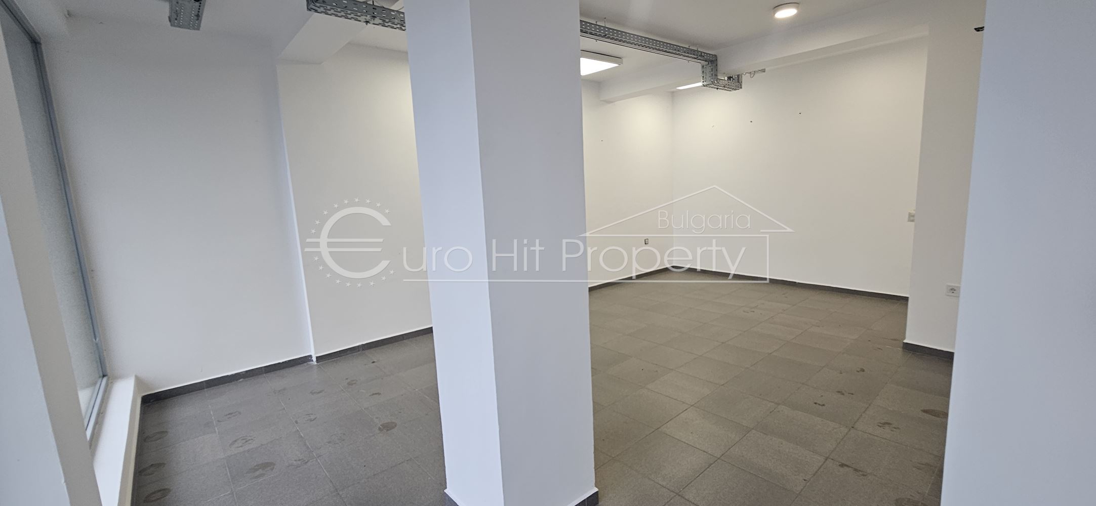 Отдава се под наем партерно помещение в ж.к. Лазур - със статут магазин - 0