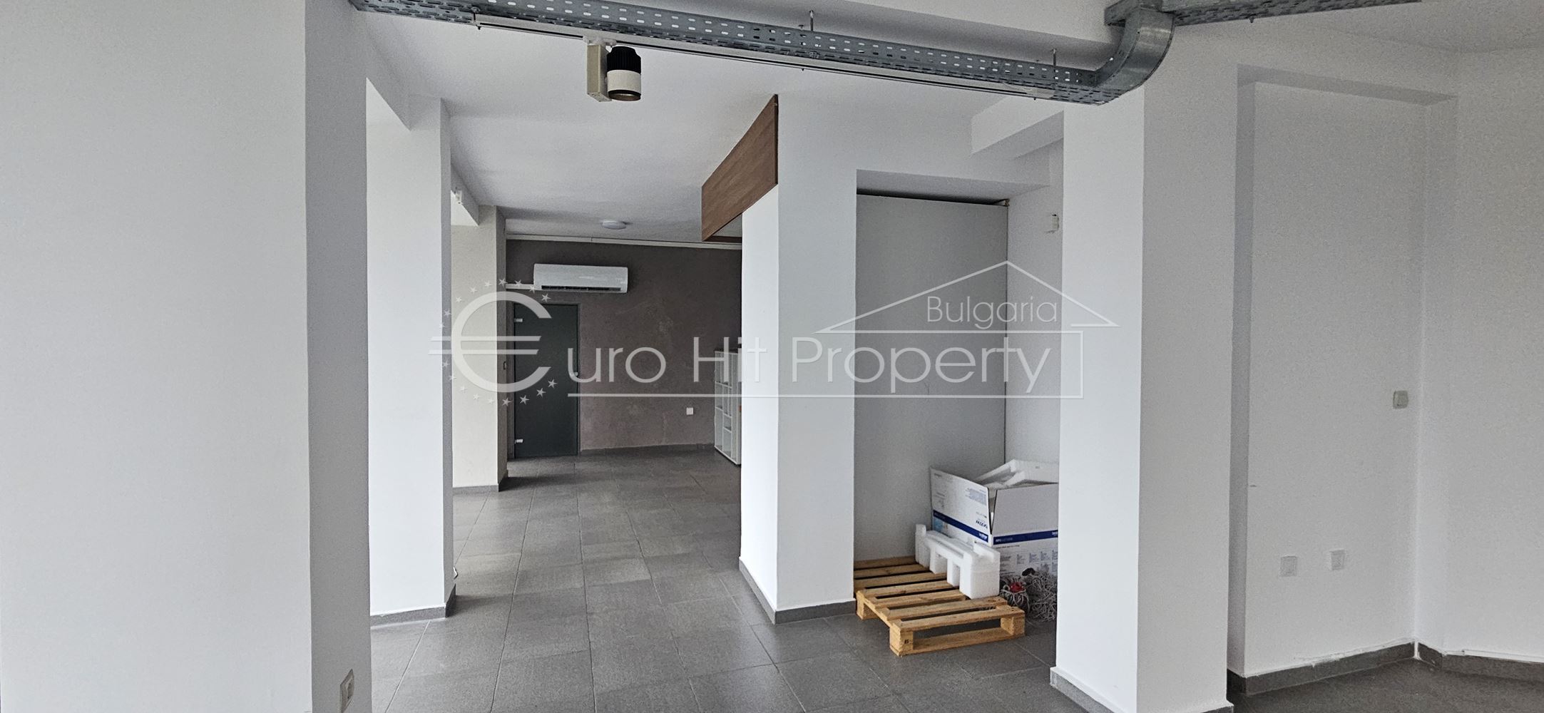 Отдава се под наем партерно помещение в ж.к. Лазур - със статут магазин - 0