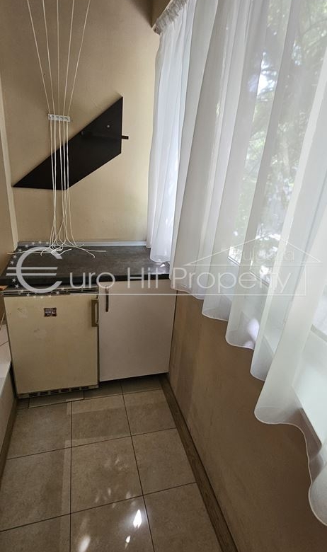 Отдава се под наем просторен едностаен апартамент на 5 мин. от "Тройката" - 0