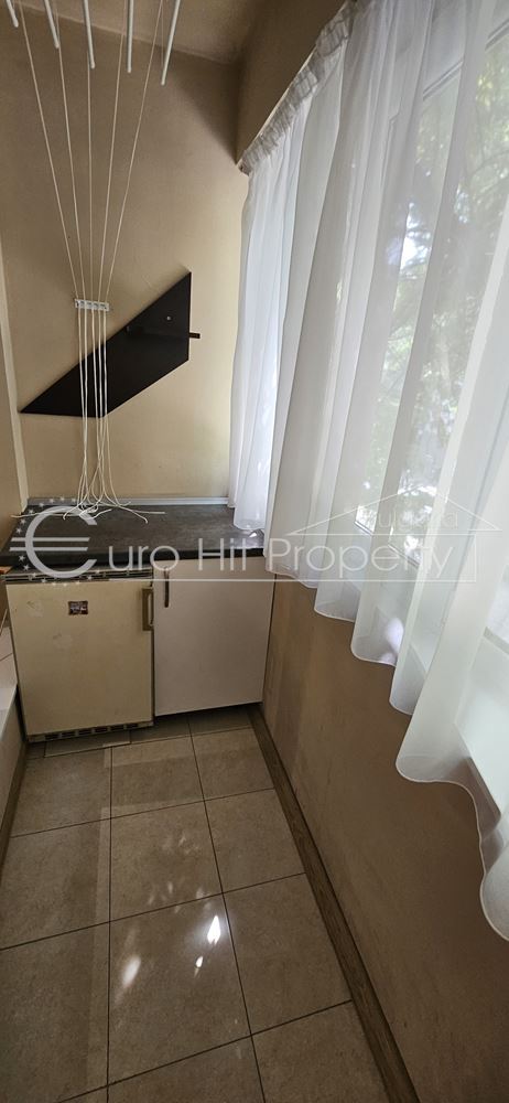 Отдава се под наем просторен едностаен апартамент на 5 мин. от "Тройката" - 0