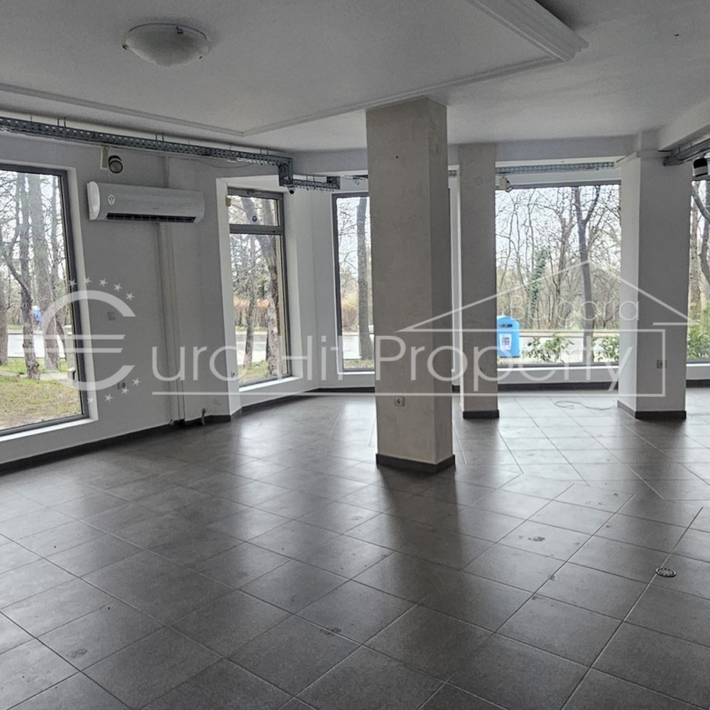 Отдава се под наем партерно помещение в ж.к. Лазур - със статут магазин - 0