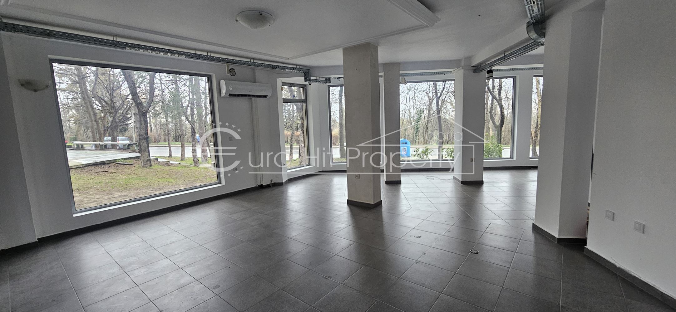 Отдава се под наем партерно помещение в ж.к. Лазур - със статут магазин - 0