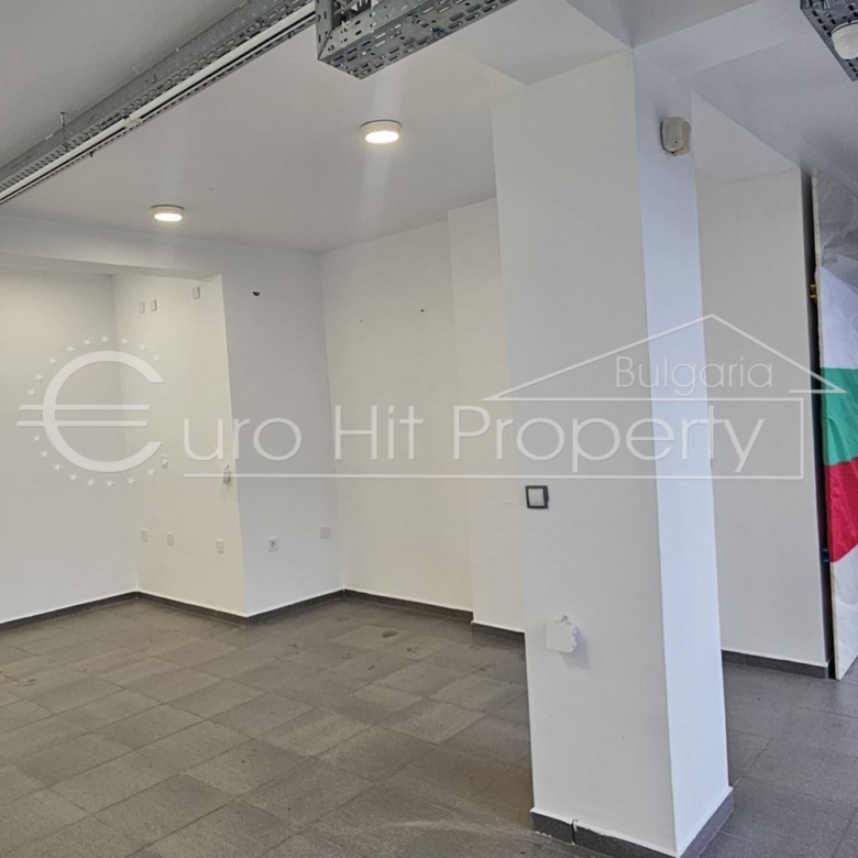 Отдава се под наем партерно помещение в ж.к. Лазур - със статут магазин - 0