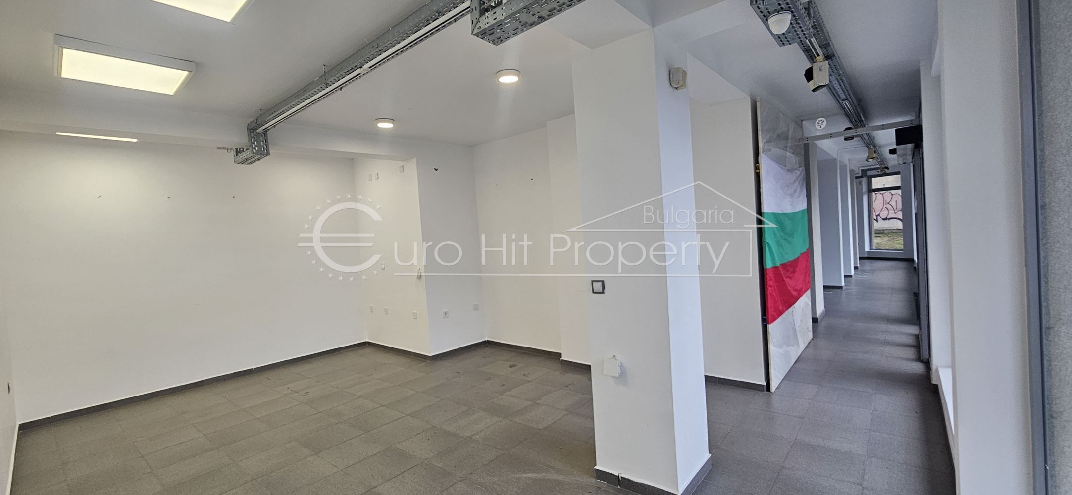 Отдава се под наем партерно помещение в ж.к. Лазур - със статут магазин - 0