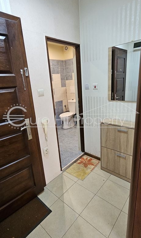 Отдава се под наем просторен едностаен апартамент на 5 мин. от "Тройката" - 0