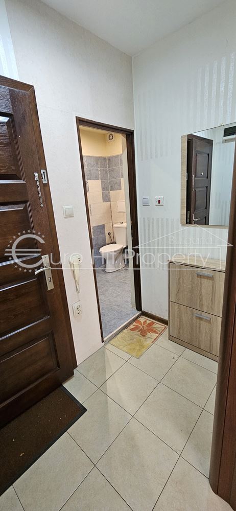 Отдава се под наем просторен едностаен апартамент на 5 мин. от "Тройката" - 0