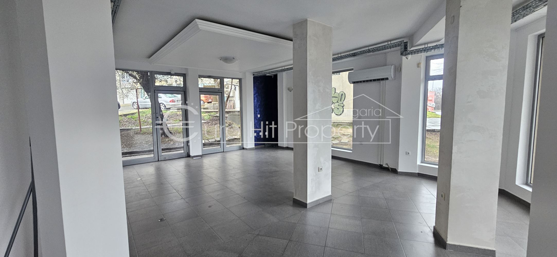 Отдава се под наем партерно помещение в ж.к. Лазур - със статут магазин - 0