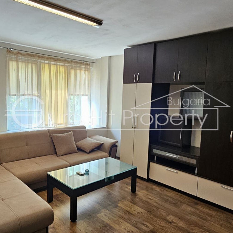 Отдава се под наем просторен едностаен апартамент на 5 мин. от "Тройката" - 0