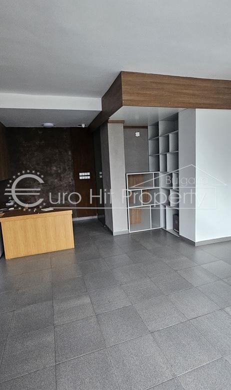 Отдава се под наем партерно помещение в ж.к. Лазур - със статут магазин - 0