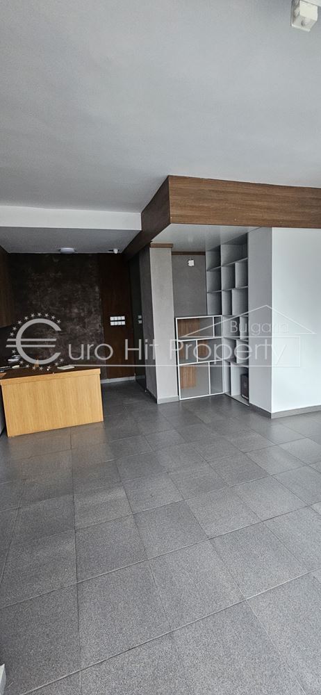 Отдава се под наем партерно помещение в ж.к. Лазур - със статут магазин - 0