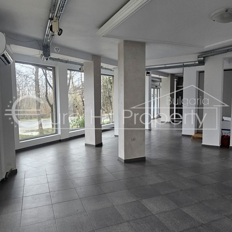 Отдава се под наем партерно помещение в ж.к. Лазур - със статут магазин - 0