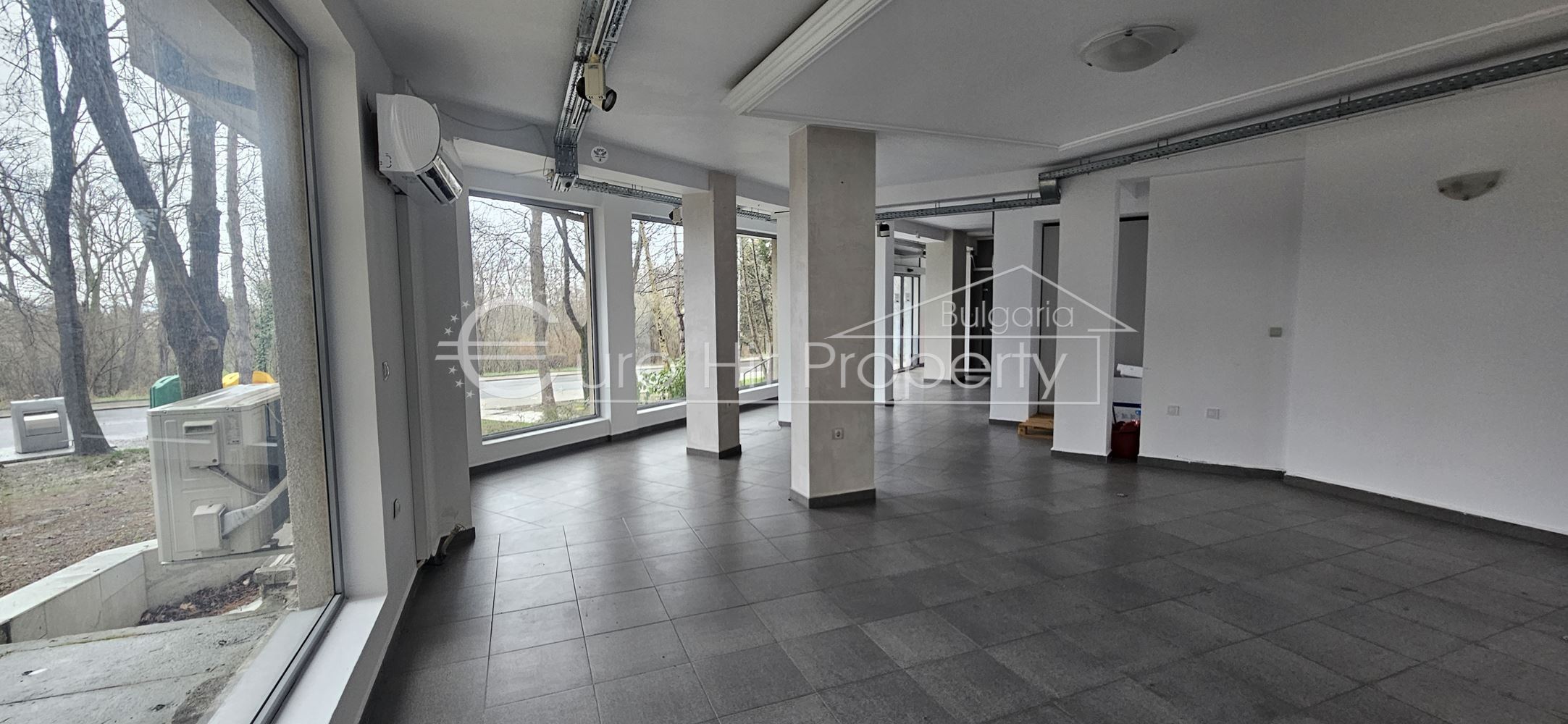 Отдава се под наем партерно помещение в ж.к. Лазур - със статут магазин - 0